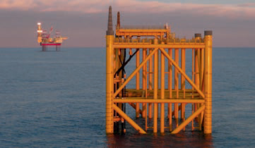 Ivar Aasen jacket – and Mærsk Interceptor in the background. Photo: Det norske