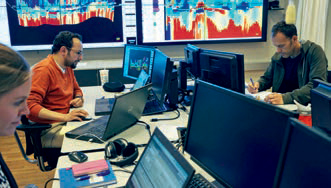 ONE TEAM: Maersk, Schlumberger and Det norske in the operations room for geo-management in Trondheim. They are in continuous contact with the rig at all hours of the day, this forms the basis for success. Photo: Det norske