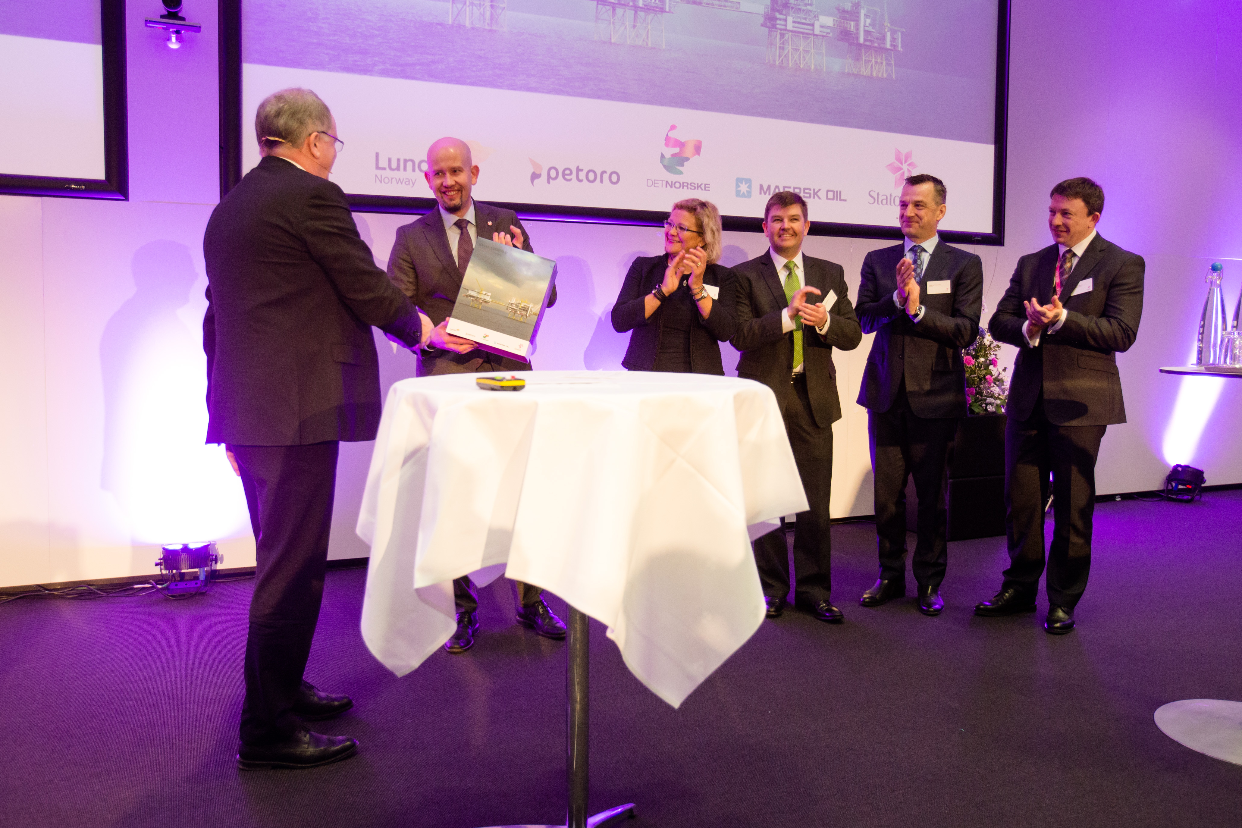 Fra overlevering av PUD for Johan Sverdrup fase 1 februar 2015.  Foto: Audun Braastad / NTB scanpix