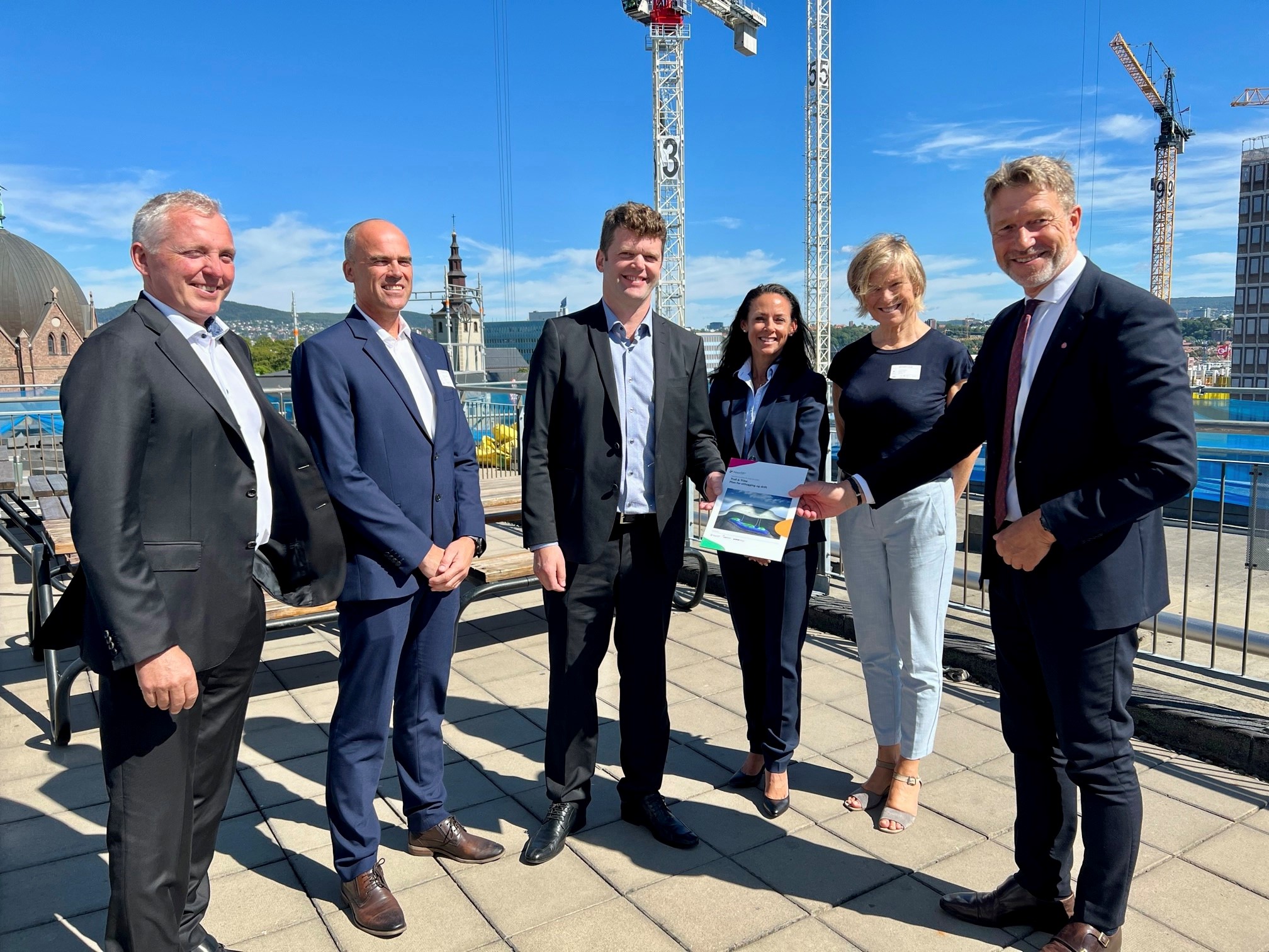 Minister of Petroleum and Energy Terje Aasland received a plan for development and operation (PDO) from operator Aker BP and partners Petoro and LOTOS Exploration and Production Norge AS. From right: Terje Aasland, Kristin Johnsen (Petoro), Ine Dolve (Aker BP), Sjur Hundsnes (Aker BP), Are Eikeland (Aker BP) and Geir Djuve (LOTOS).  Photo: Margrete Løbben Hanssen / OED