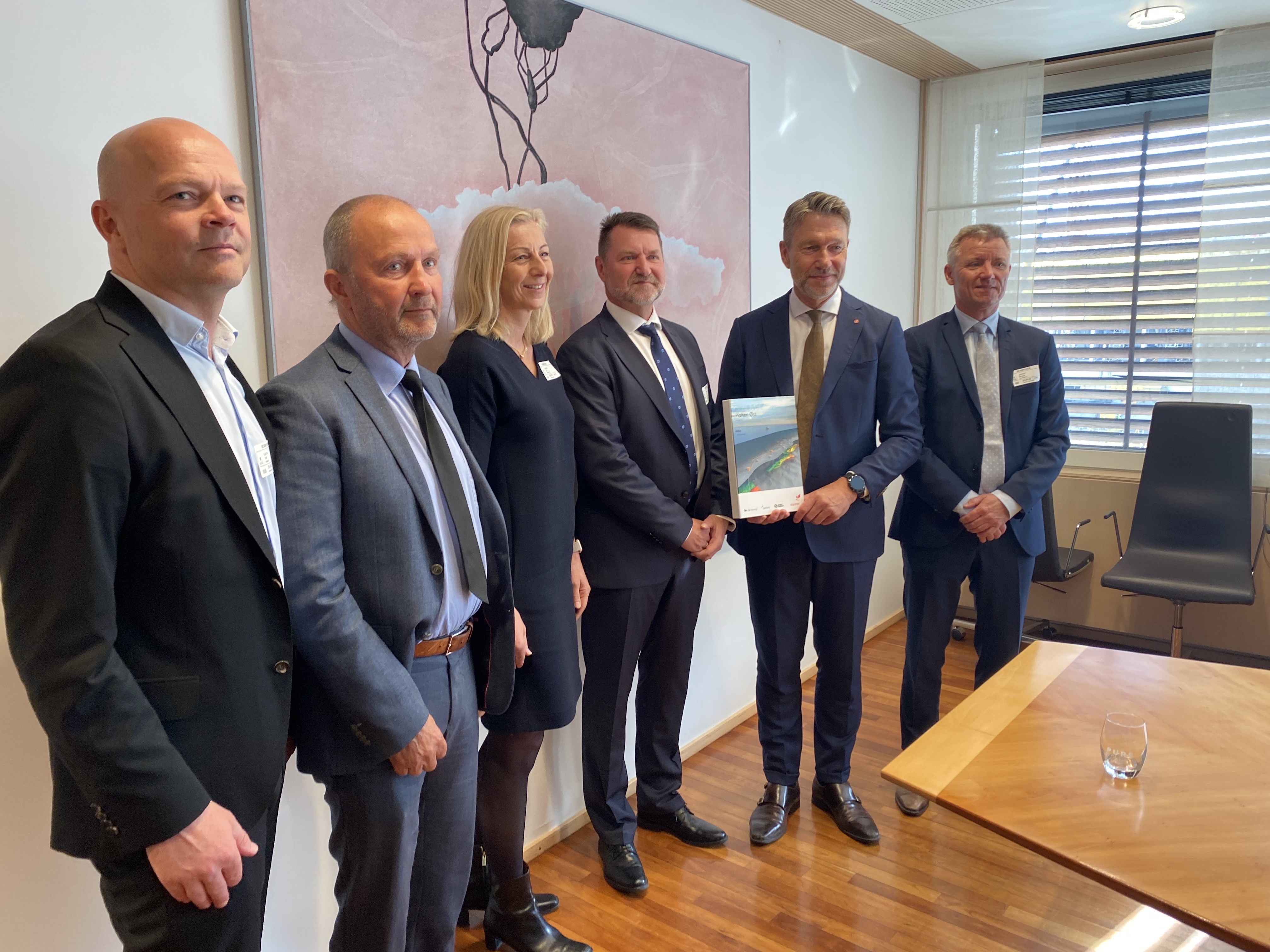From left: Tom Elseth, Prosjektdirektør Equinor; Arild Stavnem, Petoro; Gunn Gadeholt, Spirit Energy; Geir Tungesvik, Konserndirektør Equinor; Olje- og energiminister Terje Aasland and Ørjan Jentoft, Vår Energi