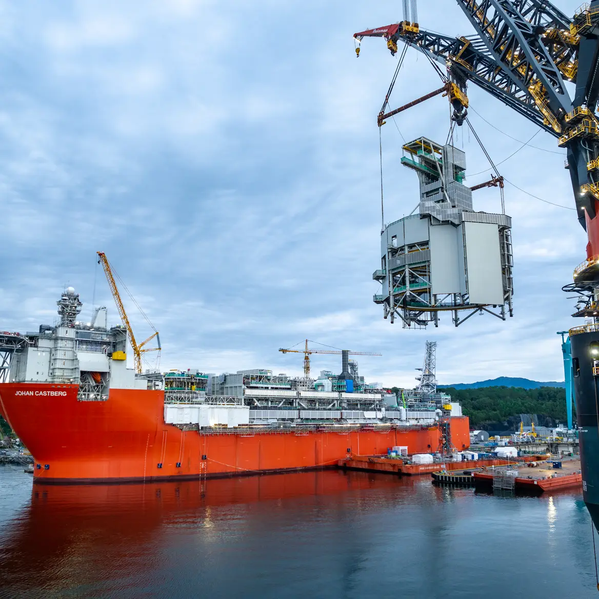 Final heavy lift completing Johan Castberg FPSO. Photo: Øyvind Gravås / ©Equinor
